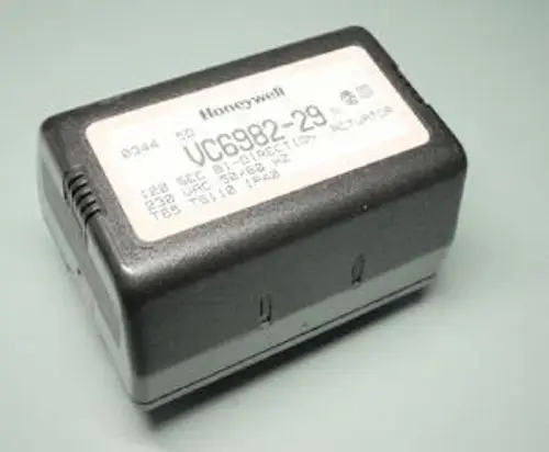 Schwarzer Mischermotor von Honeywell mit einem Etikett, das technische Informationen anzeigt, auf einem einheitlichen Hintergrund.
